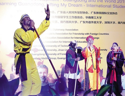 深圳大學(xué)留學(xué)生表演的會(huì)“饒舌說唱”的黑版孫悟空笑翻全場