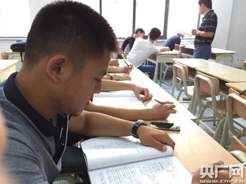 認(rèn)真聽講的馬學(xué)真。