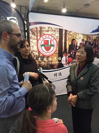 校長李雪梅向前來咨詢的家長介紹中意國際學校的辦學理念