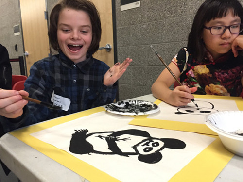 “看我畫的熊貓!”