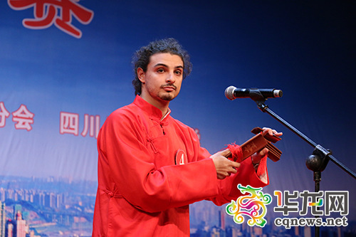 來(lái)自意大利的留學(xué)生孫為正在表演打快板。受訪者供圖