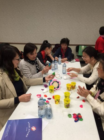 老師們學(xué)習(xí)泥塑和編織