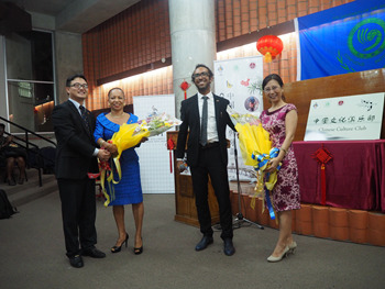 王大使與巴莉圖校長接受孔院中、巴院長獻(xiàn)花