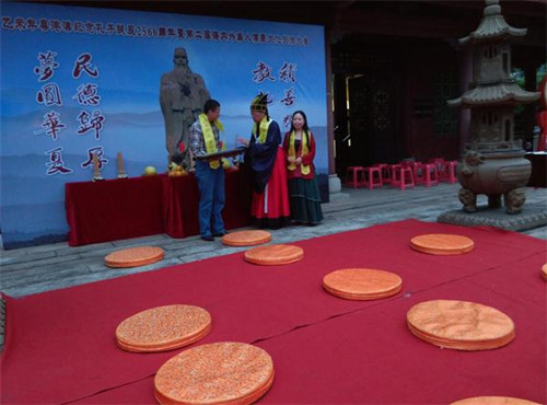 活動(dòng)主委會(huì)向暨南大學(xué)華文學(xué)院頒發(fā)“孔子文化傳承優(yōu)秀單位獎(jiǎng)”并授琴