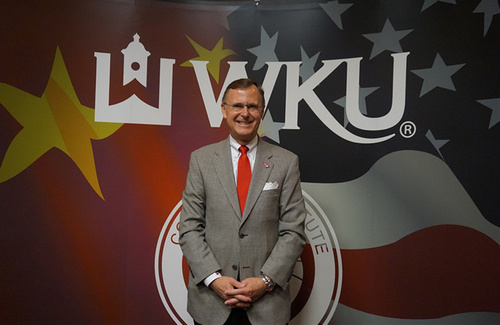 美國(guó)西肯塔基大學(xué)校長(zhǎng)格里·蘭斯戴爾接受人民網(wǎng)記者專訪。韓莎莎攝