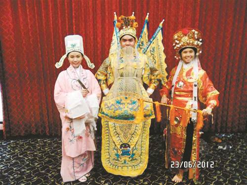 穿上京劇戲服的羅俊勇(中)顯得威風(fēng)凜凜。(受訪者供圖)