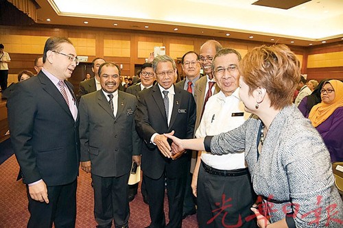 魏家祥(左起)陪同賈米爾基爾和慕斯達(dá)化,向與會(huì)者握手問(wèn)好。