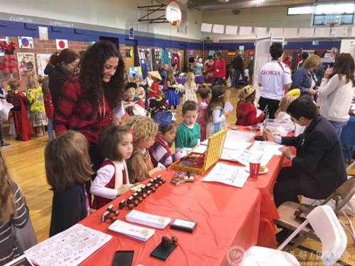 孩子們在等待老師為他們書寫中文名字