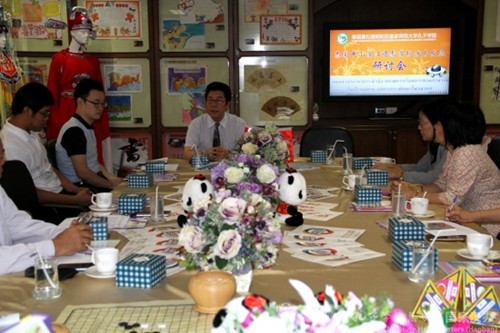 王瑋教授介紹孔院工作情況