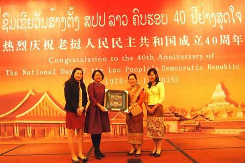 雷麗芳副校長代表學(xué)校向總領(lǐng)館贈送禮品并與總領(lǐng)事合影留念