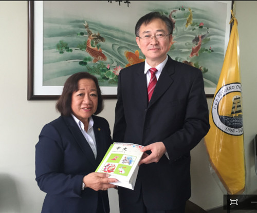 邵宜院長代表華文學(xué)院向秘魯當(dāng)?shù)厝A校贈送教材