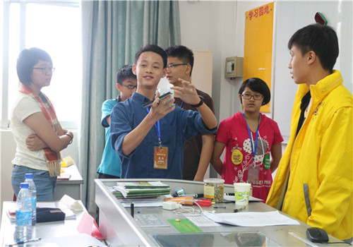 學生在準備情景劇