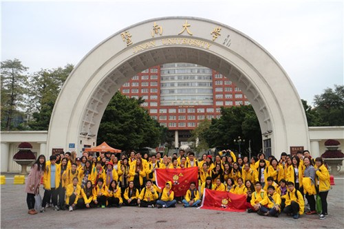 營(yíng)員們?cè)隰吣洗髮W(xué)校門合影