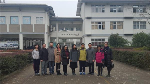 浦口區(qū)僑辦主任葉明才等人陪同美國舊金山南僑學(xué)校老師參觀了江蘇省華文教育基地南京市浦口區(qū)行知小學(xué)