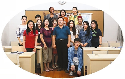 圖為黃勇和他的學(xué)生在一起(張玉君