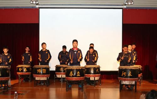 營員們表演《節(jié)令鼓韻》