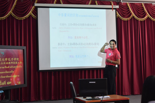 黎逸府加圖中學的教師唐博盛進行授課展示