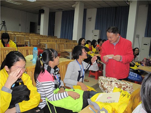 劉正文老師在與學(xué)生交流