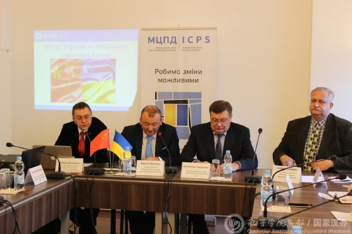 格里先科副總理(右二)出席研討會并講話