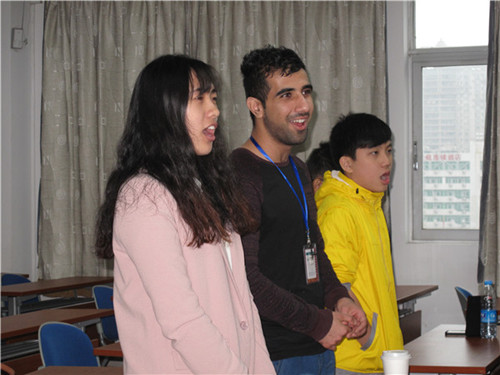 營(yíng)員和志愿者在認(rèn)真學(xué)唱《游子吟》