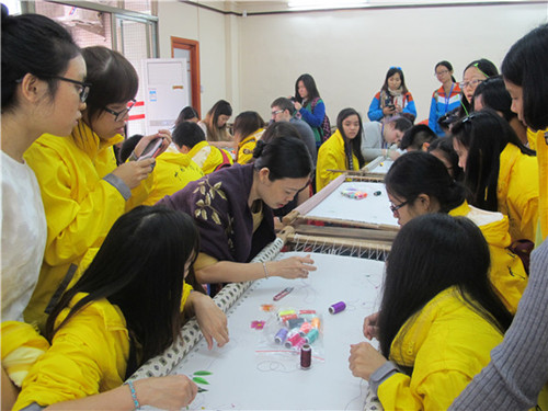 營(yíng)員們親自體驗(yàn)刺繡