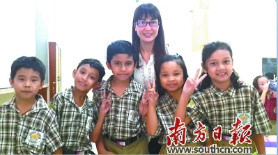 李麗霞與學(xué)生們在一起。