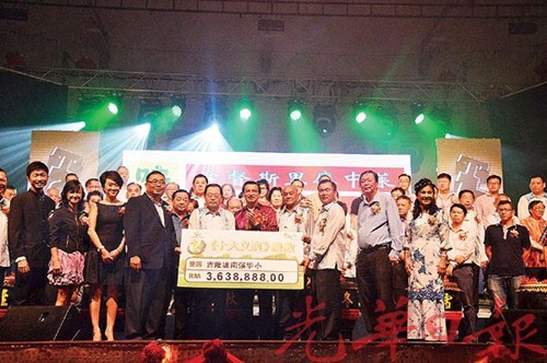 拿督斯里廖中萊見證移交模擬支票儀式。