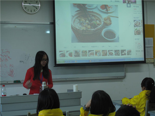 營(yíng)員在展示馬來(lái)西亞的美食