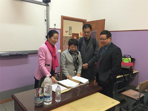 專家領導們在考前認真準備