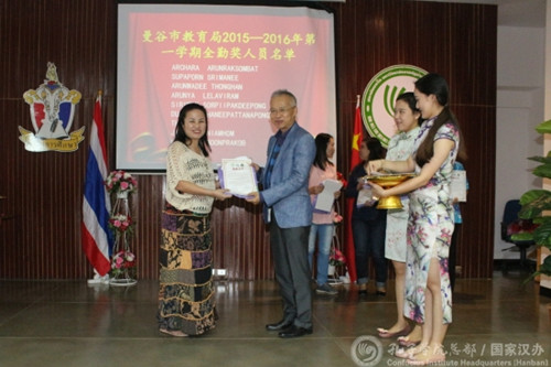 李召龍局長頒發(fā)“全勤獎”