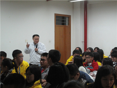 劉正文老師在與學(xué)生交流