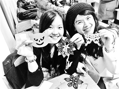 剪紙課上,展示剪紙作品