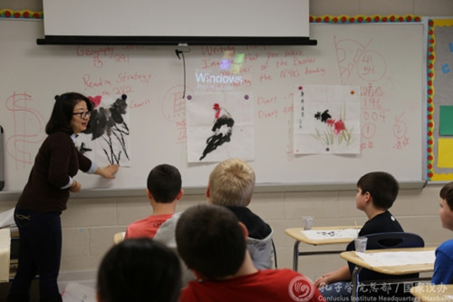 國(guó)畫(huà)教師李劍在認(rèn)真講解中國(guó)水墨畫(huà)