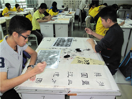 營員們認(rèn)真地學(xué)習(xí)書法