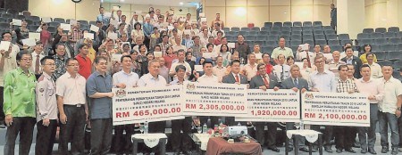 嘉賓、馬華區(qū)會代表與部分受惠學校。