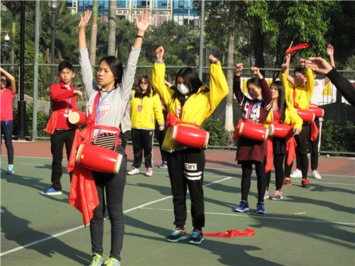 營員們練習腰鼓動作