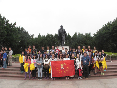 營員在雕塑下合影