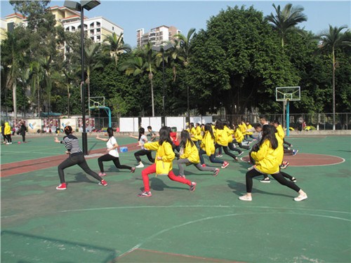 營員們在學(xué)習(xí)南拳的基本拳法