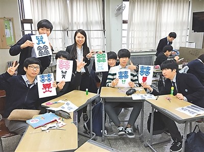 本文作者(左四)和學(xué)生在一起