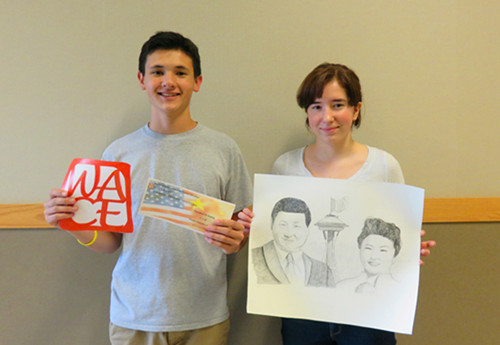 天際高中學(xué)生手持素描肖像畫