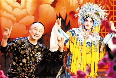 京劇名家石曉亮(左)指導(dǎo)斯涅讓娜。