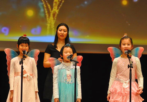 “小蝴蝶”們?yōu)榇蠹已莩断x兒飛》