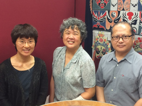 夏威夷大學(xué)中國研究中心主任劉長江(右起)與夏威夷大學(xué)孔子學(xué)院美方院長任友梅,聯(lián)合歡迎中方院長吳青。(圖:孔子學(xué)院提供)