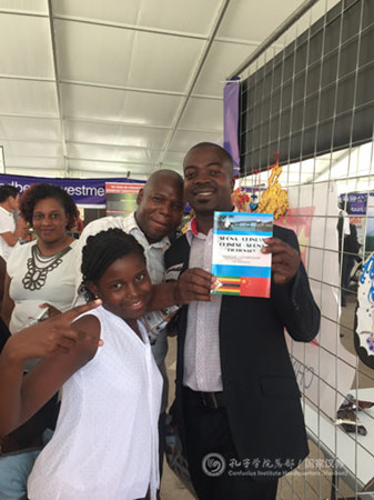 當?shù)孛癖婇営[雙語詞典