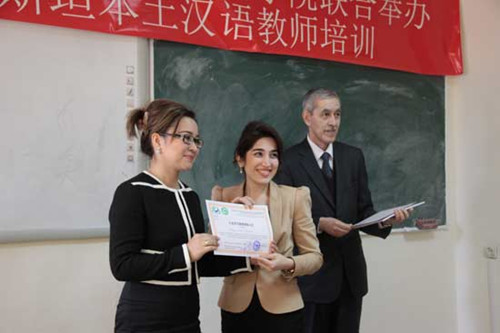 薩奧達特院長為培訓學員頒發(fā)培訓證書