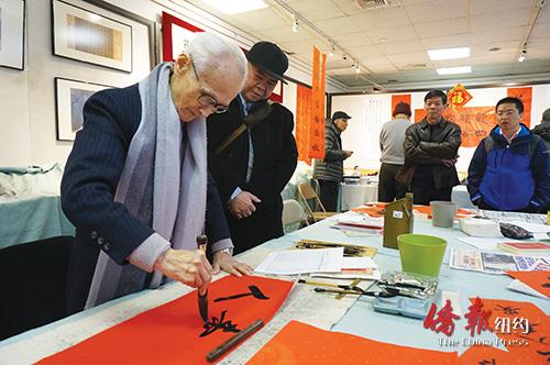 書法家陳先生為參與民眾寫春聯(lián)。(僑報記者陳辰攝)