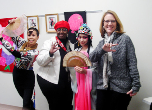 陳雅婷(右二)飾演的杜麗娘,教華洋觀眾中國戲曲的動作。(美國《世界日報》/林麗雪