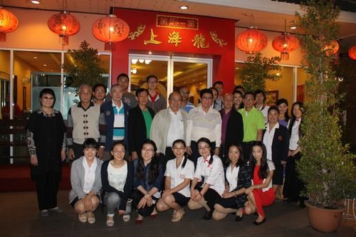 基金會(huì)董事與中國(guó)老師合影留念