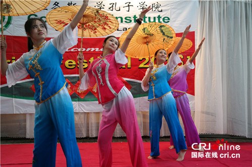 孔子學(xué)院中方教師帶來(lái)的紙傘舞《荷塘月色》溫婉動(dòng)人。攝影:張威偉