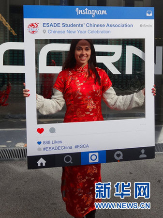 外國女生穿著中國風(fēng)格服裝拍照。新華社記者周喆